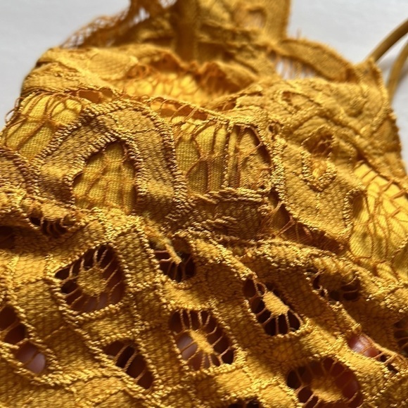 Set of two , lace bralettes with adjustable straps, size extra-large. - Picture 6 of 16